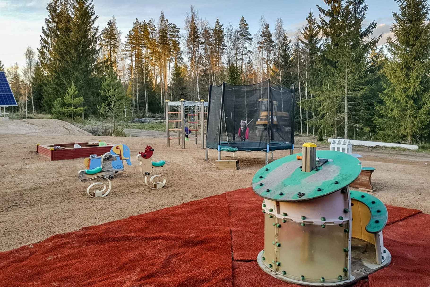 Trampoliini lasten leikkipaikalla